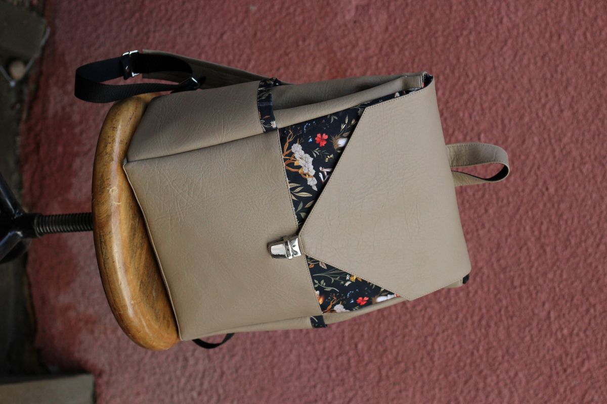 Kuprinė su spynelės užsegimu