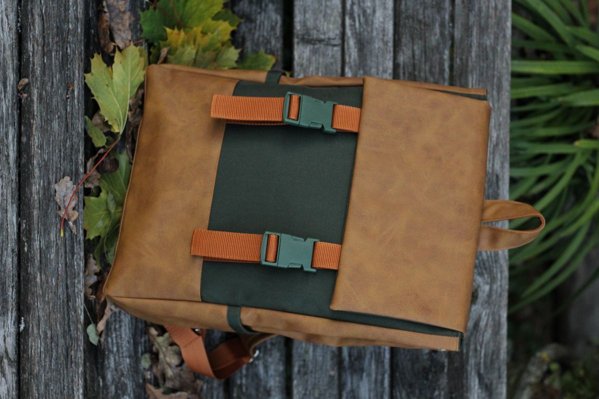 Kuprinė su plastikiniais užsegimais 