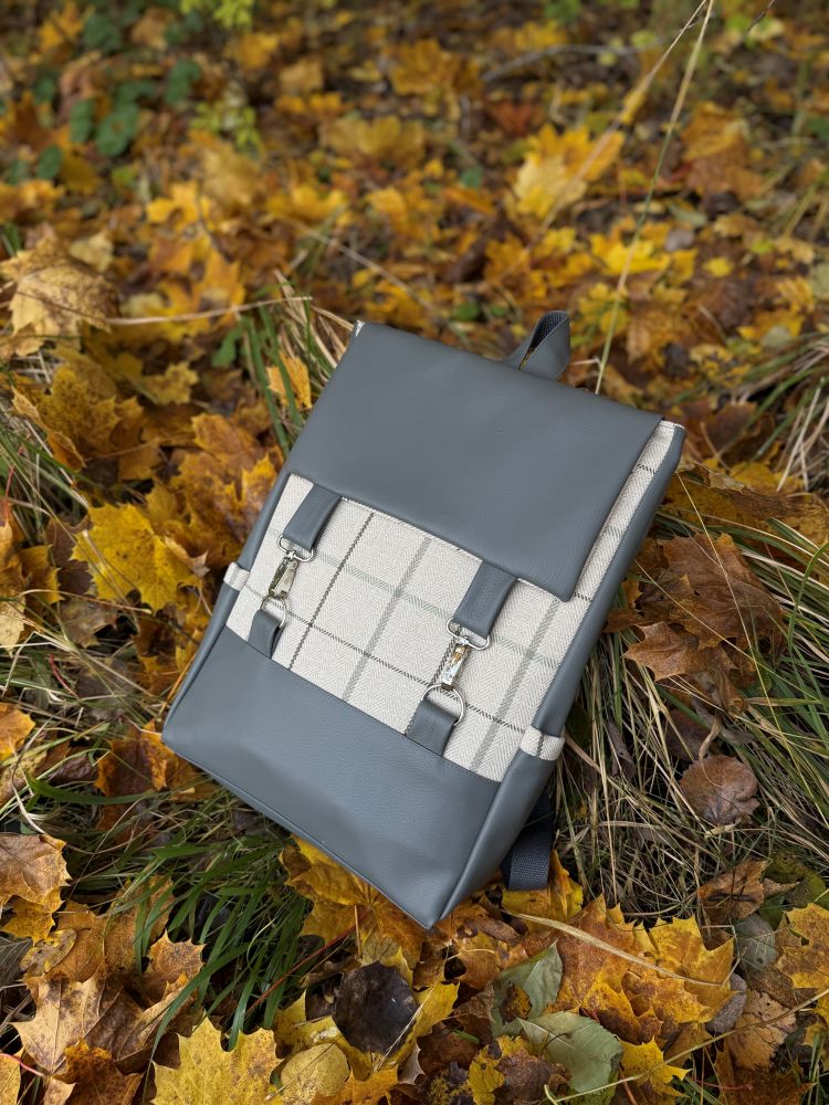 Kuprinė su karabinais