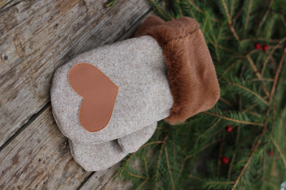 Pirštinės su širdelės aplikacija