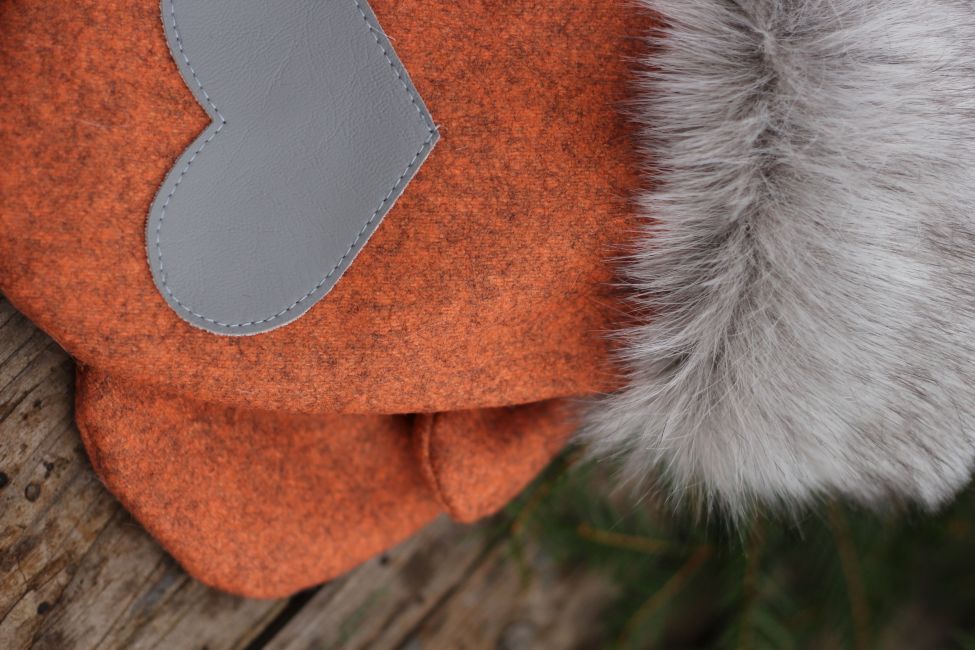 Pirštinės su širdelės aplikacija