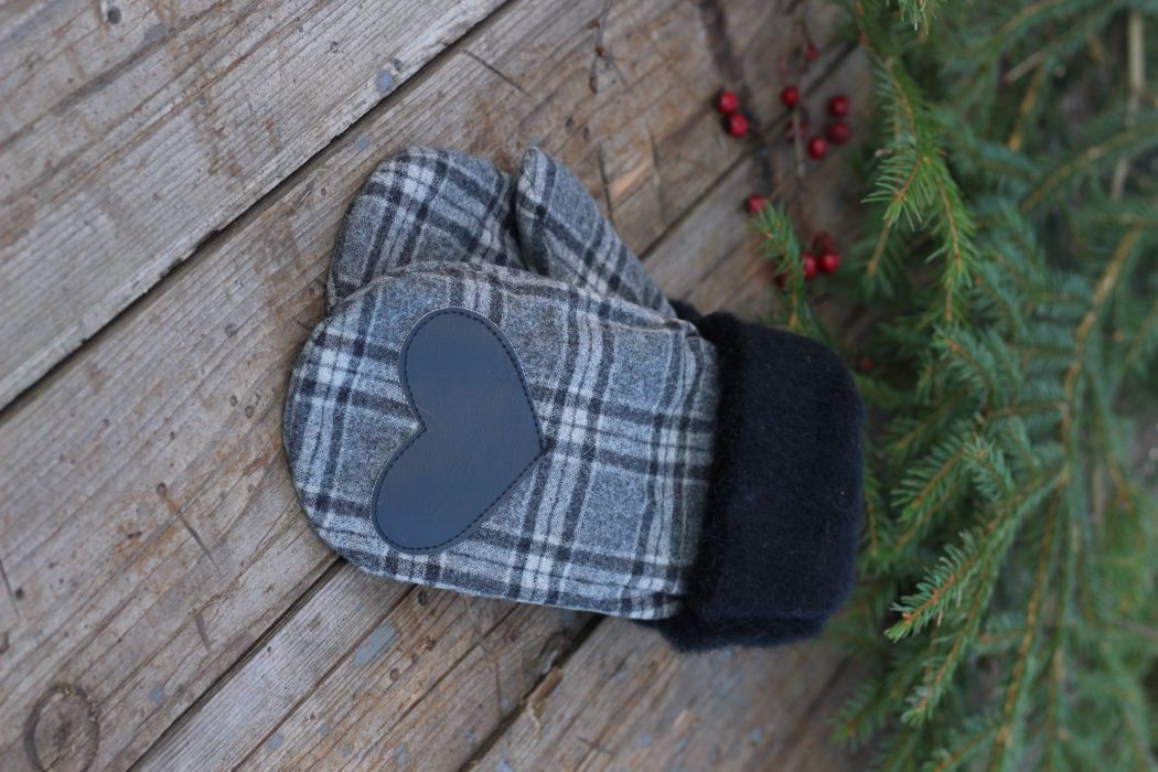 Pirštinės su širdelės aplikacija