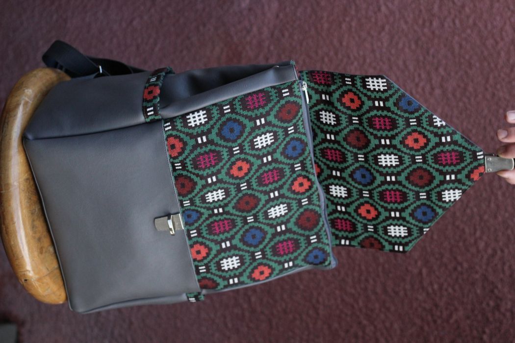 Kuprinė su spynelės užsegimu