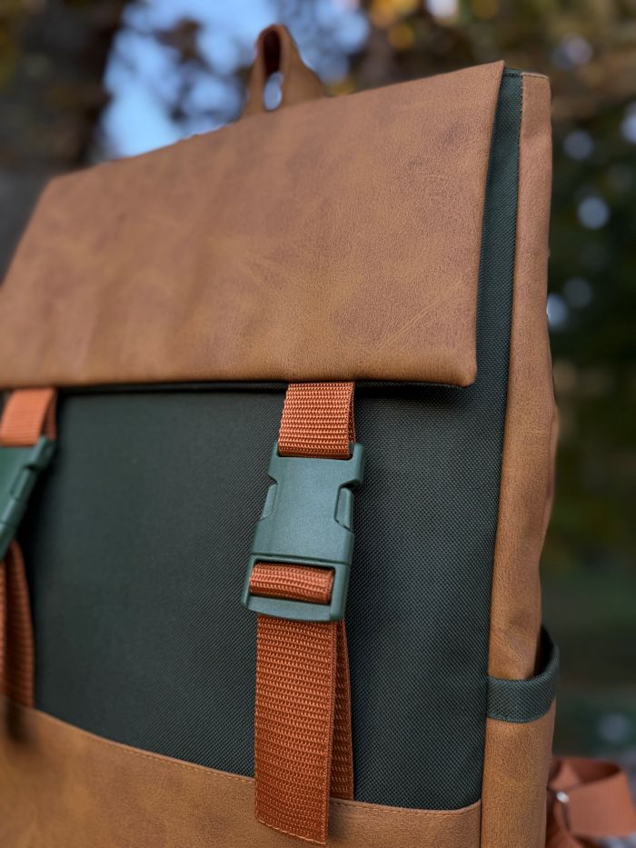 Kuprinė su plastikiniais užsegimais 