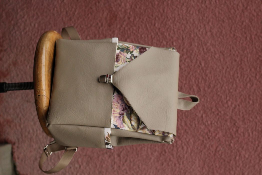 Kuprinė su spynelės užsegimu