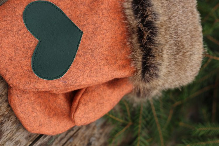 Pirštinės su širdelės aplikacija