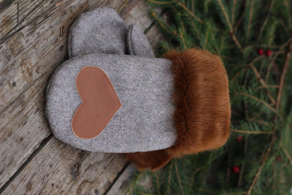 Pirštinės su širdelės aplikacija