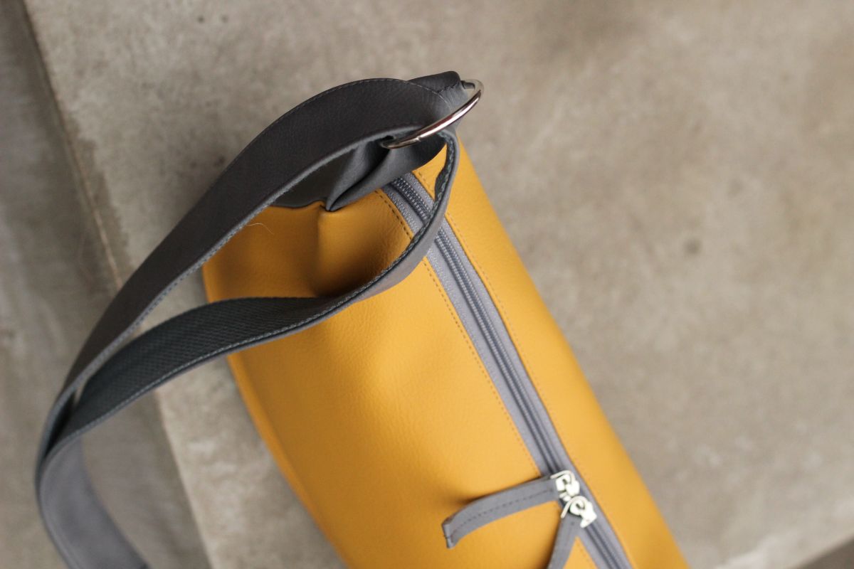 Pusmėnulio formos rankinė