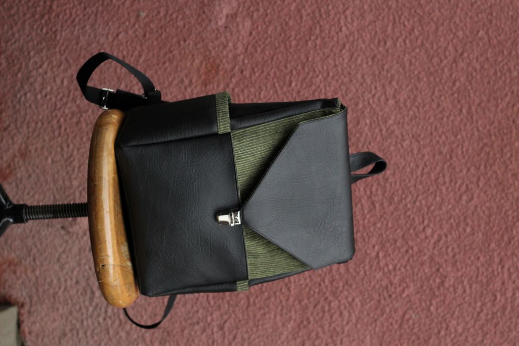 Kuprinė su spynelės užsegimu