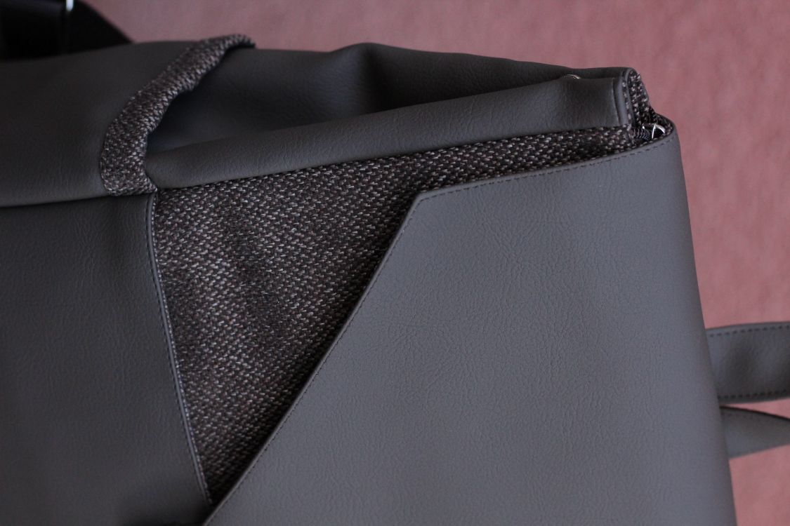 Kuprinė su spynelės užsegimu