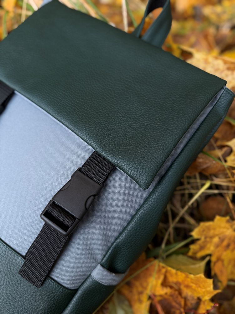 Kuprinė su plastikiniais užsegimais