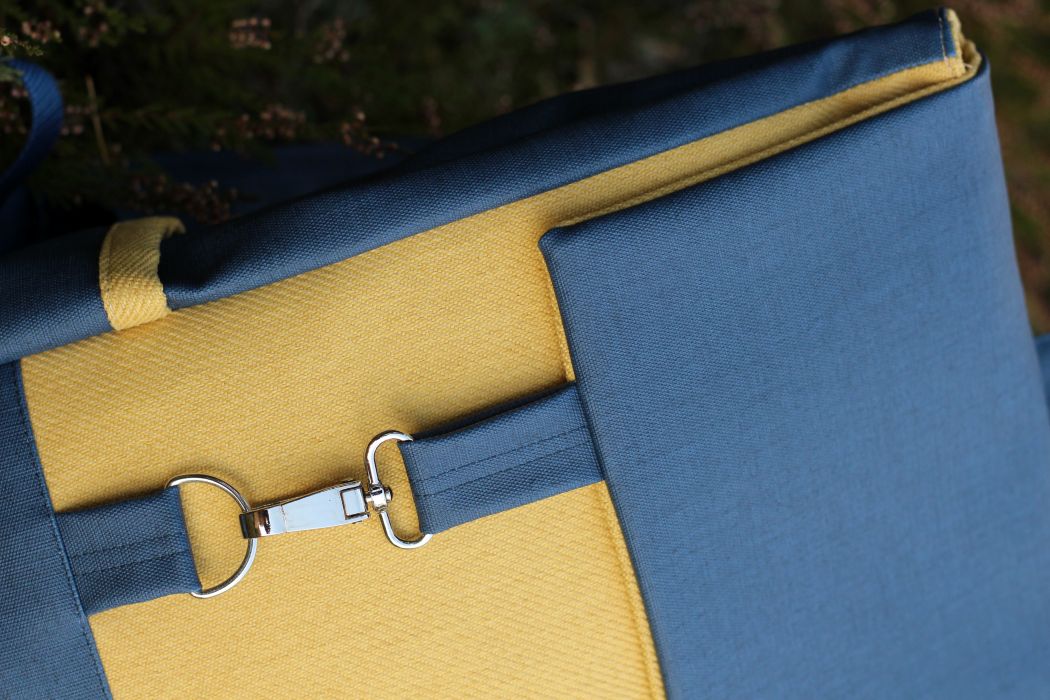 Kuprinė su karabinais