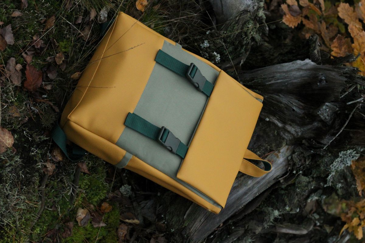 Kuprinė su plastikiniais užsegimais 