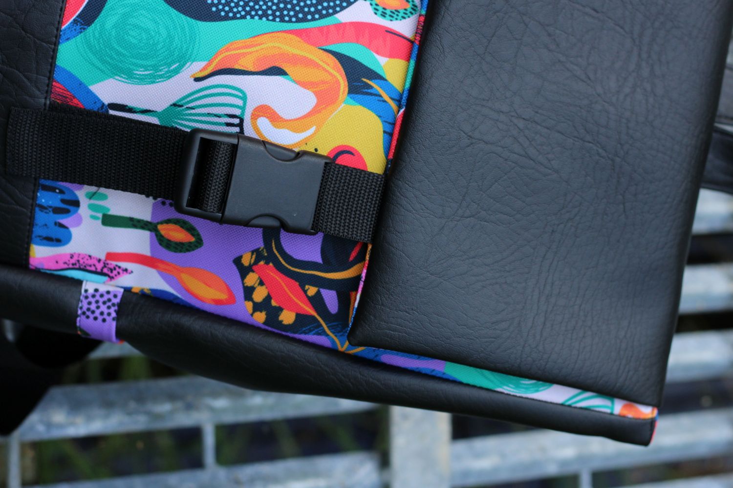 Kuprinė su plastikiniais užsegimais 