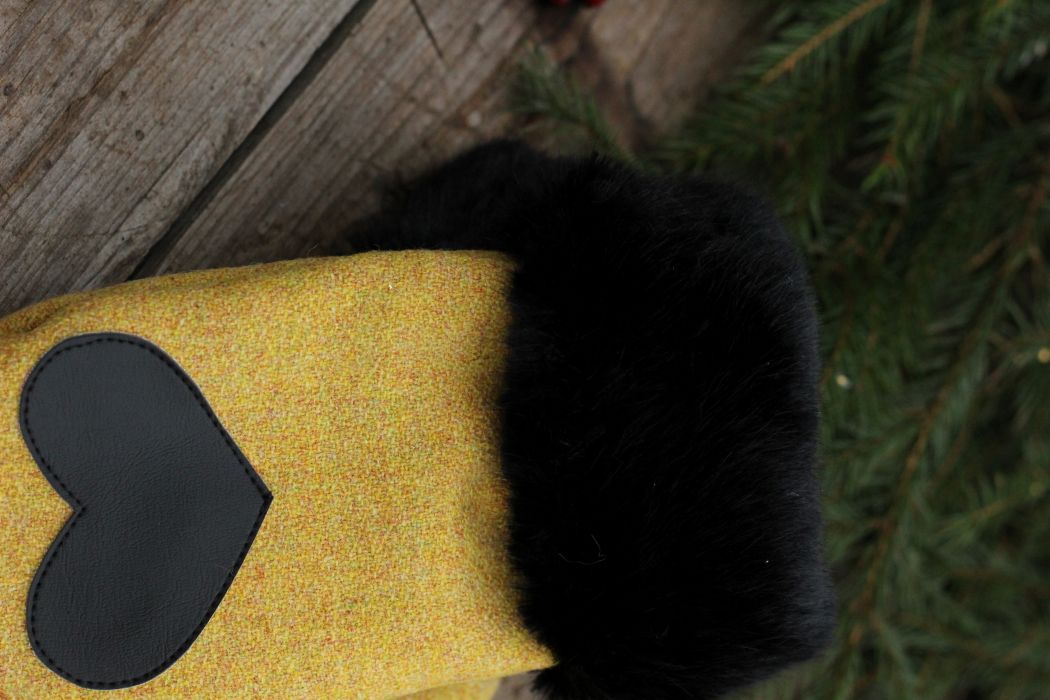 Pirštinės su širdelės aplikacija