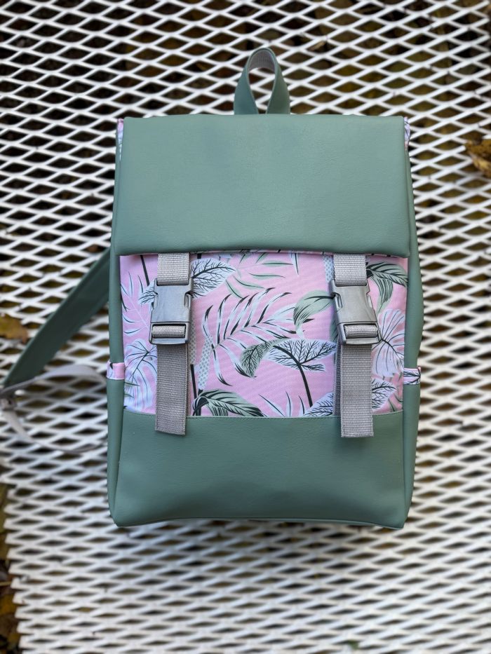 Kuprinė su plastikiniais užsegimais 