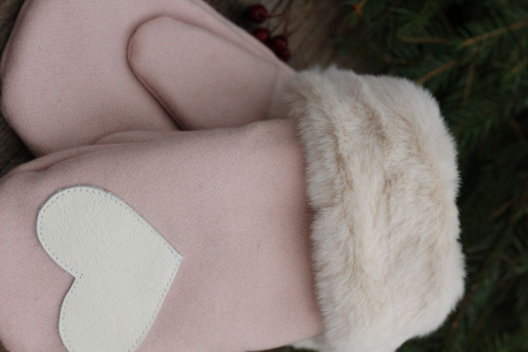 Pirštinės su širdelės aplikacija