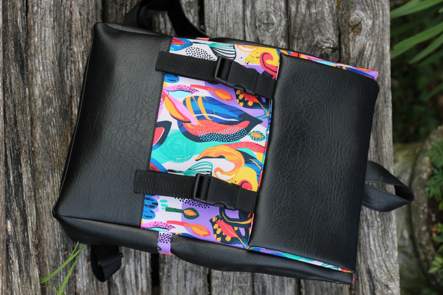 Kuprinė su plastikiniais užsegimais 