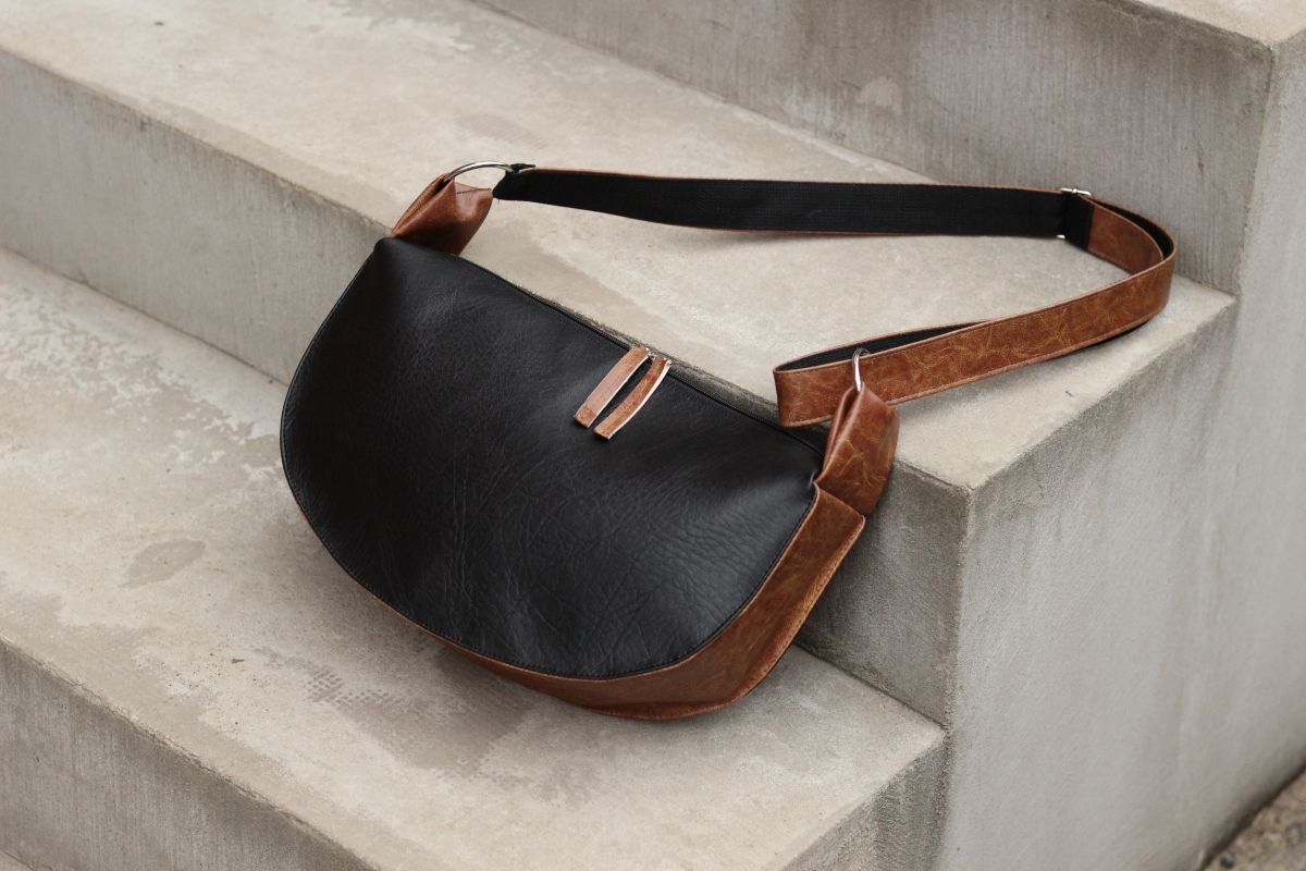 Pusmėnulio formos rankinė