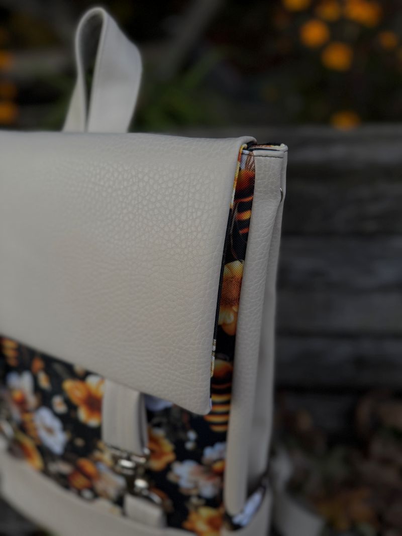 Kuprinė su karabinais