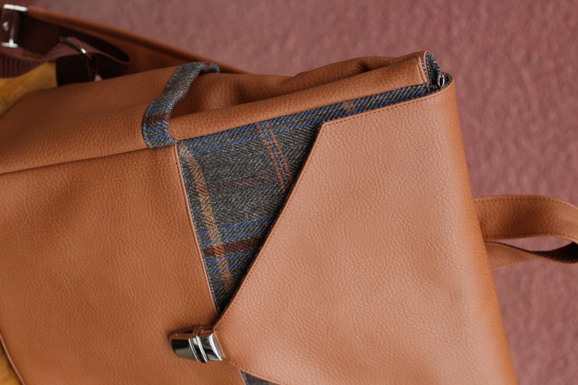 Kuprinė su spynelės užsegimu