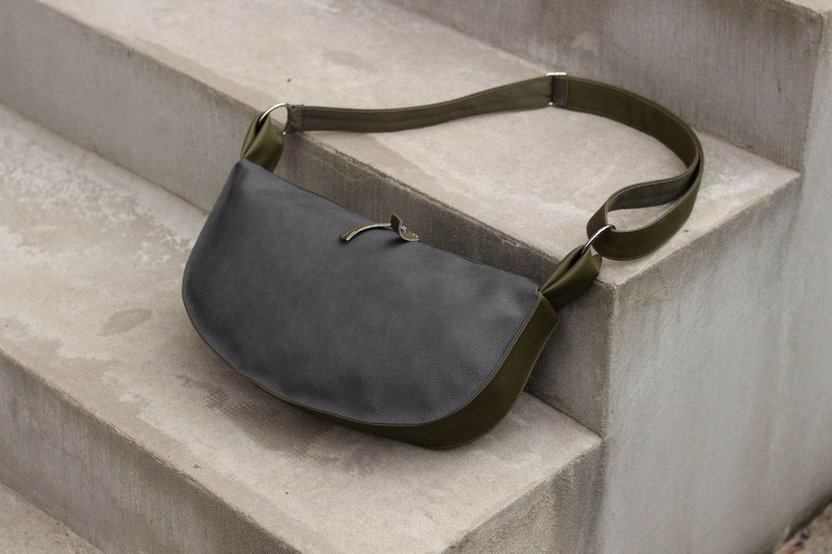 Pusmėnulio formos rankinė