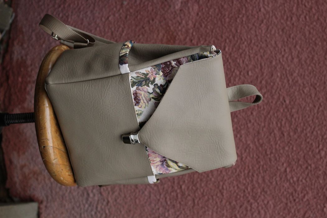 Kuprinė su spynelės užsegimu