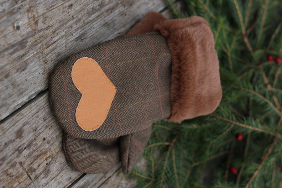 Pirštinės su širdelės aplikacija