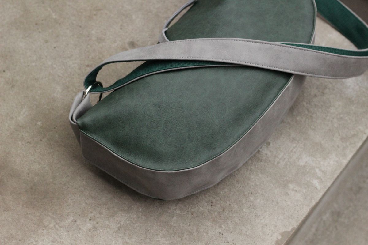 Pusmėnulio formos rankinė