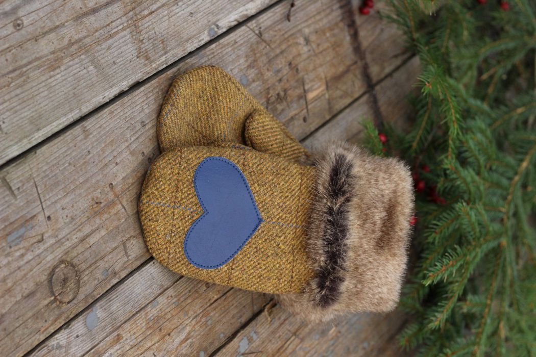 Pirštinės su širdelės aplikacija