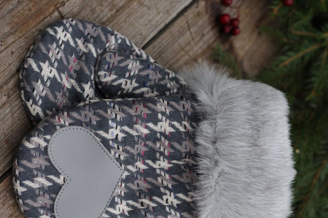 Pirštinės su širdelės aplikacija