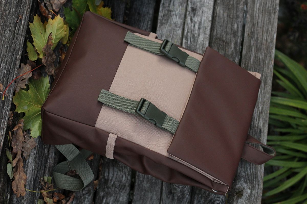 Kuprinė su plastikiniais užsegimais 