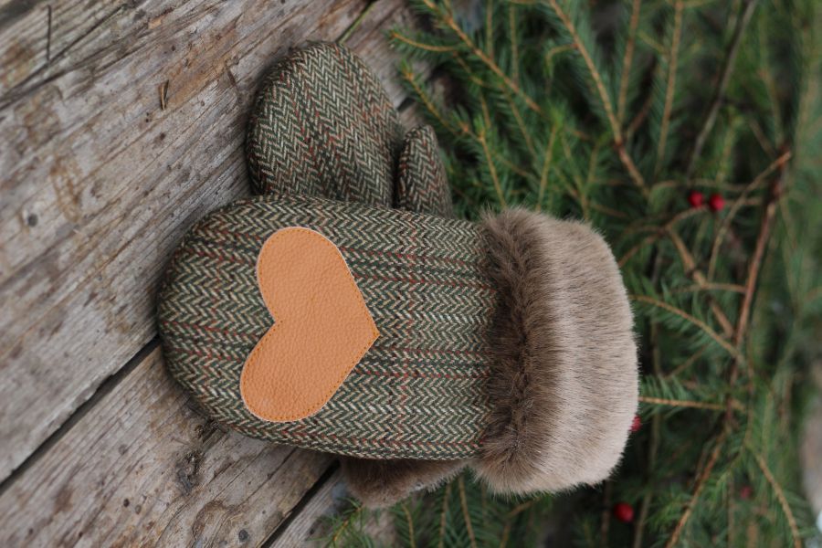 Pirštinės su širdelės aplikacija