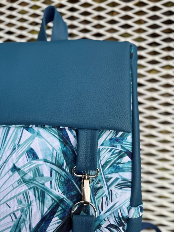 Kuprinė su karabinais