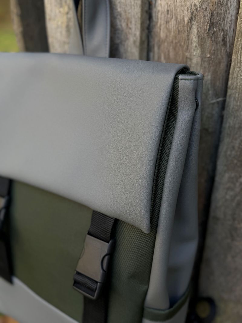 Kuprinė su plastikiniais užsegimais 