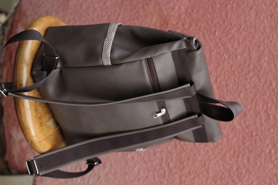 Kuprinė su spynelės užsegimu