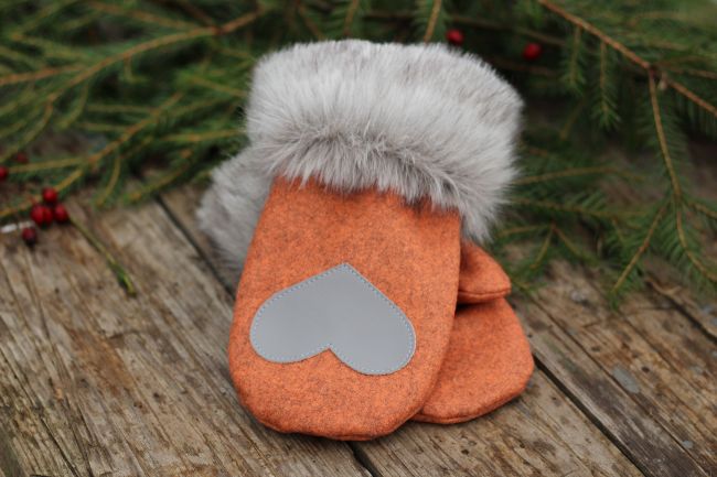 Pirštinės su širdelės aplikacija