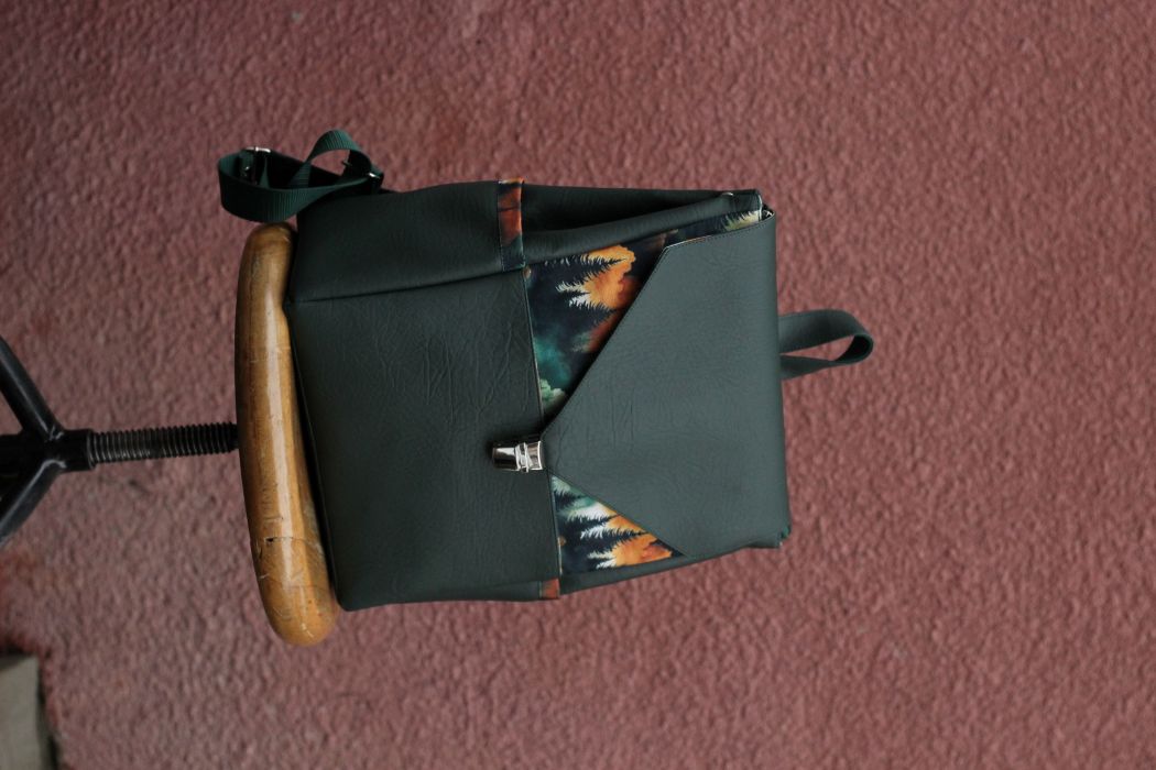 Tamsiai žalios odos kuprinė su spynelės užsegimu