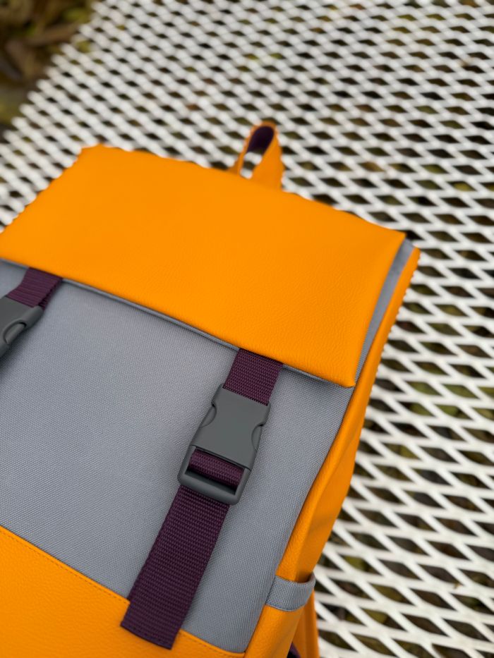 Kuprinė su plastikiniais užsegimais 