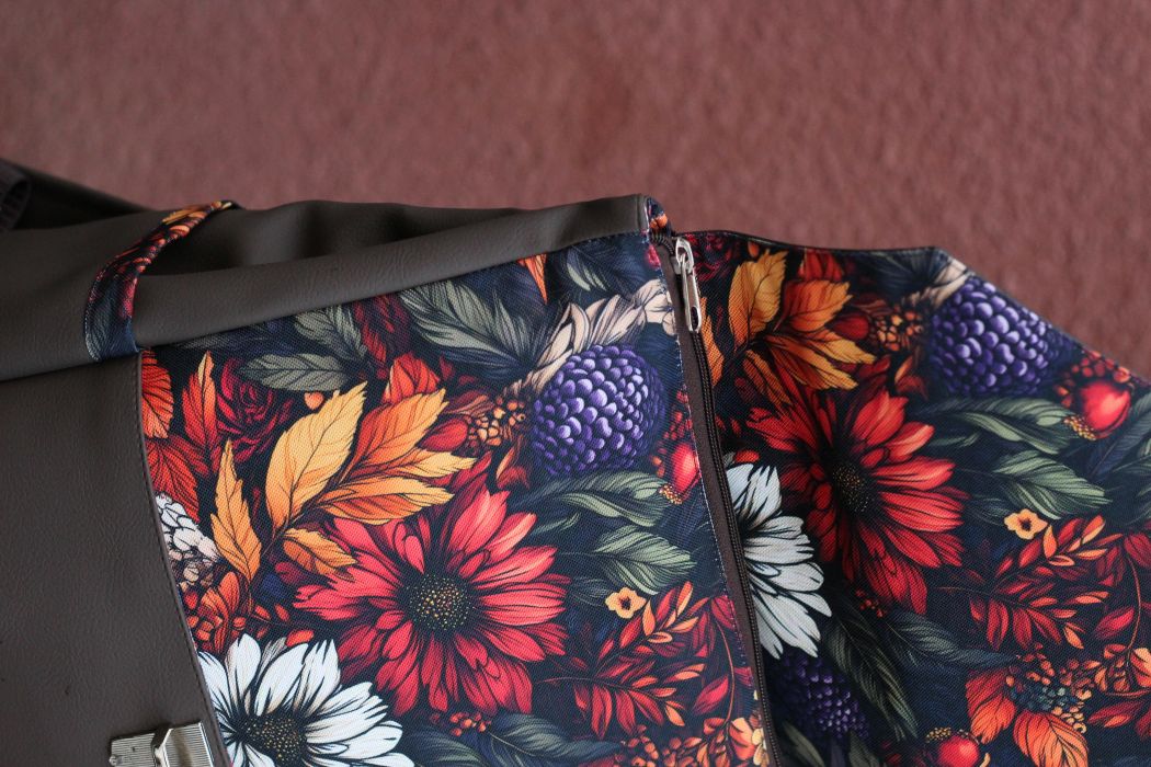 Kuprinė su spynelės užsegimu