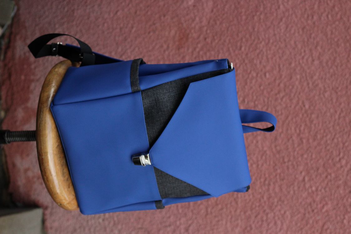 Kuprinė su spynelės užsegimu