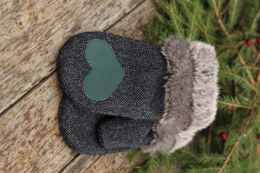 Pirštinės su širdelės aplikacija