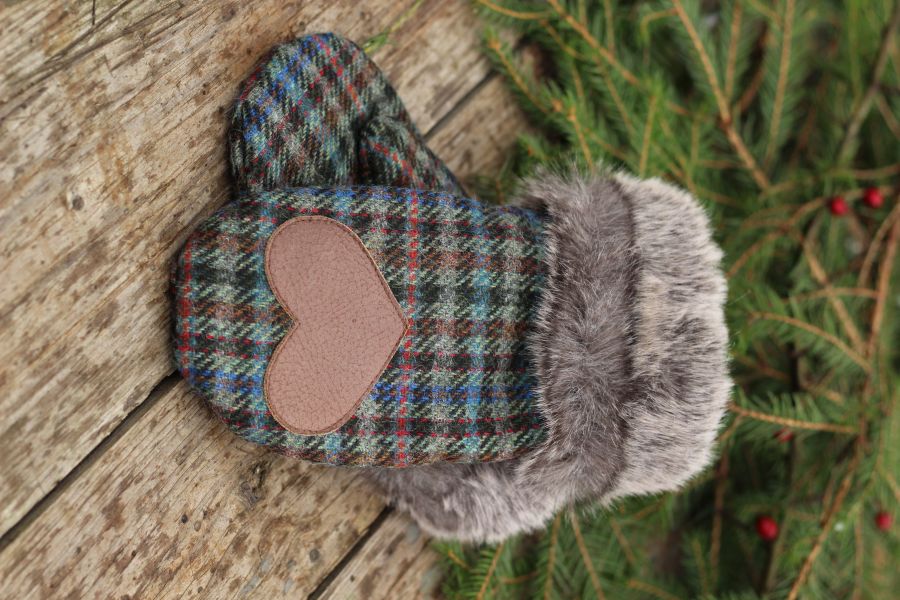 Pirštinės su širdelės aplikacija