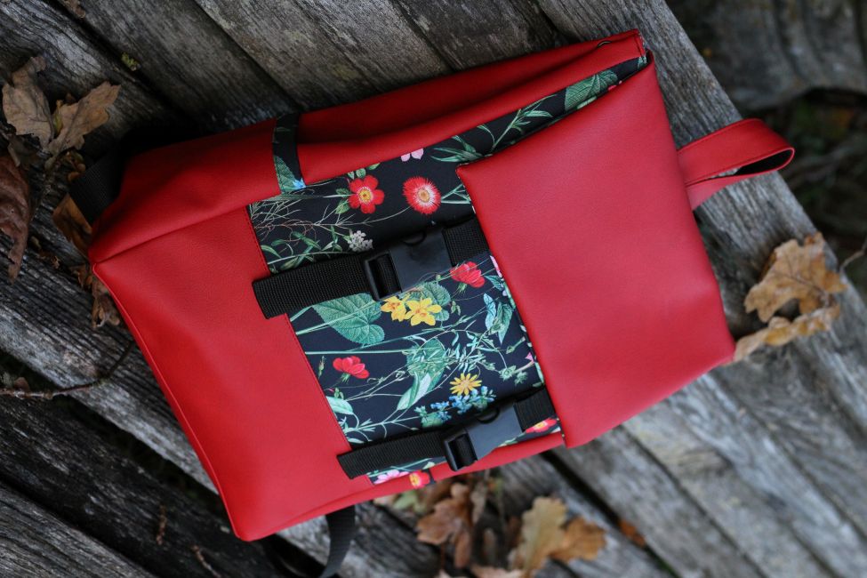 Kuprinė su plastikiniais užsegimais 