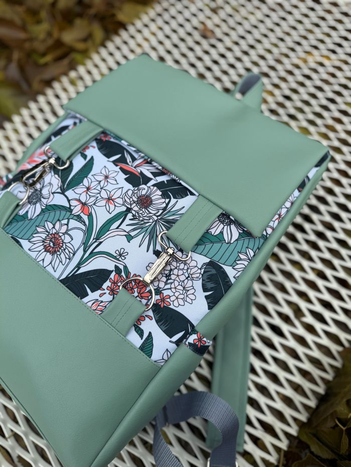 Kuprinė su karabinais