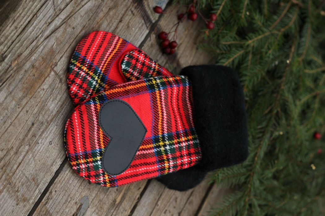 Pirštinės su širdelės aplikacija