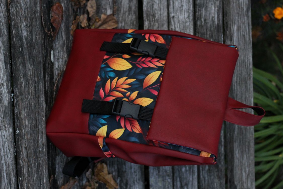 Kuprinė su plastikiniais užsegimais 