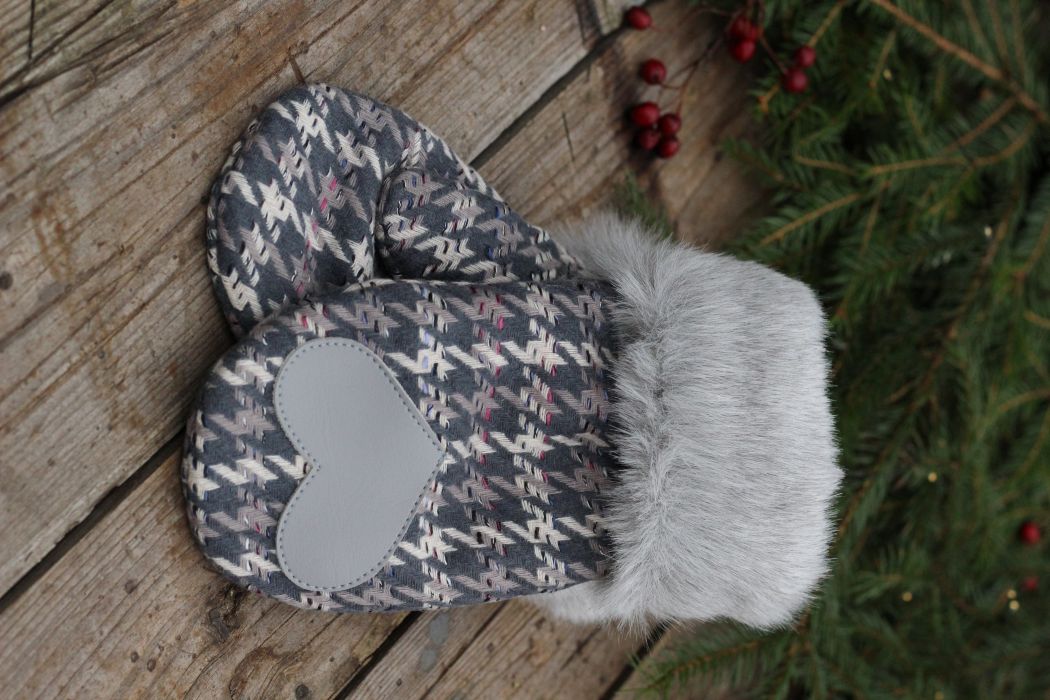 Pirštinės su širdelės aplikacija