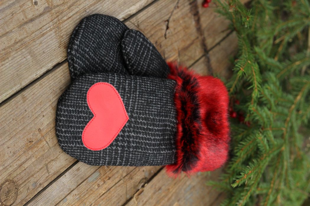 Pirštinės su širdelės aplikacija