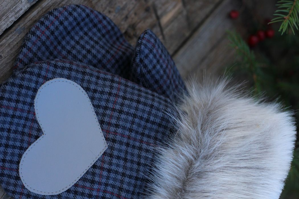 Pirštinės su širdelės aplikacija